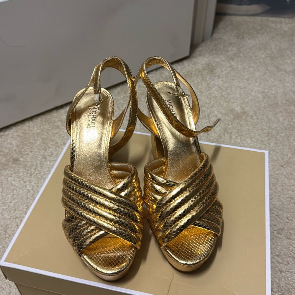 Highheel sandals gold barley worn size 7